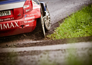 http://www.rallyphotos.cz/photos/barum_czech_rally_zlin_2010/09.jpg