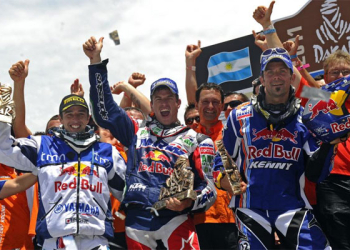 Marc Coma y Cyril Despres estuvieron acompañados en el podio por el portugués Helder Rodrigues, que aprovechó un problema mecánico del chileno Francisco 'Chaleco' López, en la última jornada, para subirse al cajón.
